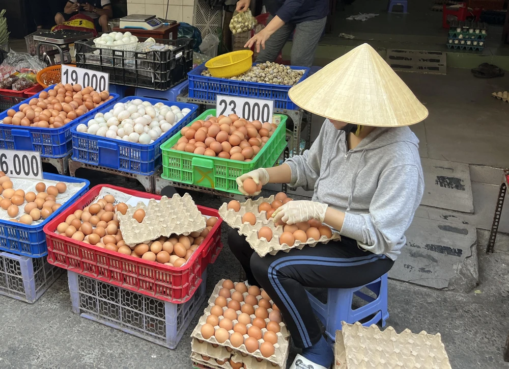Vì sao trứng gà, trứng vịt giá rẻ bán tràn lan? ảnh 1 trứng gà giá rẻ