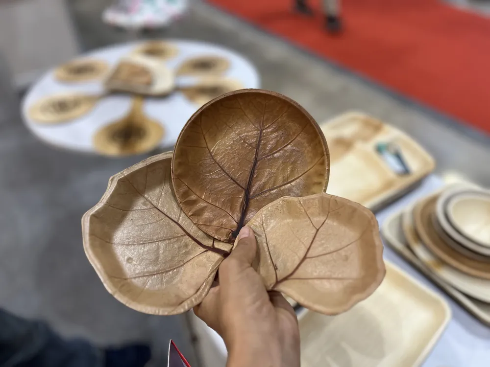 Chén dĩa làm từ mo cau của doanh nghiệp tỉnh Quảng Nam quảng bá tại triển lãm. nguồn cung ứng