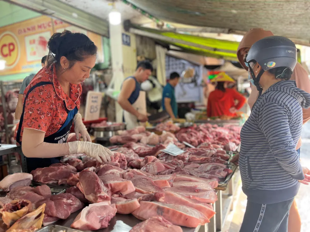 Người tiêu dùng mua thịt heo tại chợ. Ảnh: TÚ UYÊN giá heo.jpg
