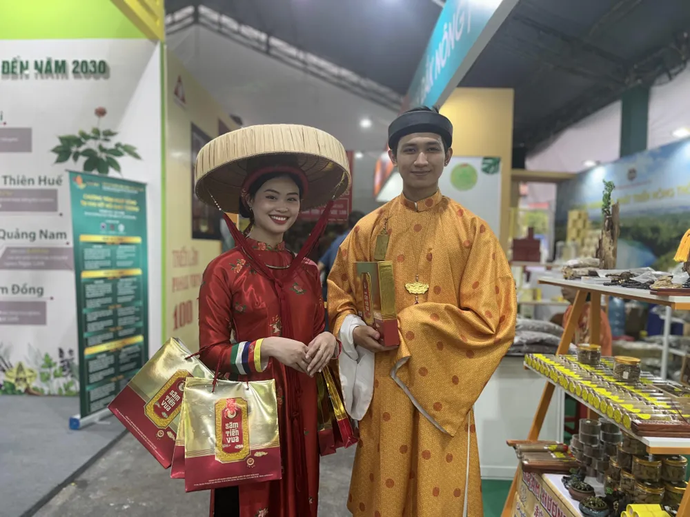 Quảng bá sâm tiến vua đến khách tham quan lễ hội. Ảnh: TÚ UYÊN sâm và hương liệu