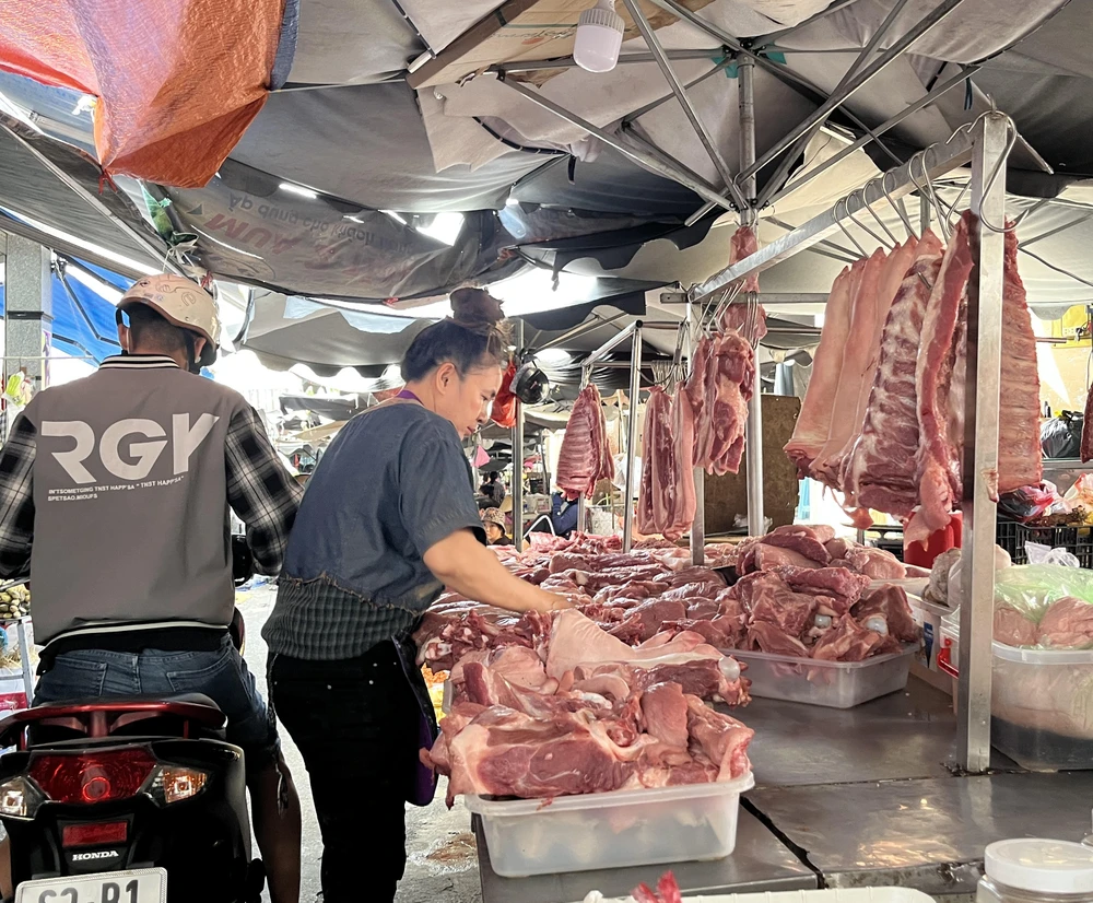 Sức mua thị trường chậm nhưng giá heo hơi ngày càng tăng. Ảnh: TÚ UYÊN heo vài chục kí.jpg
