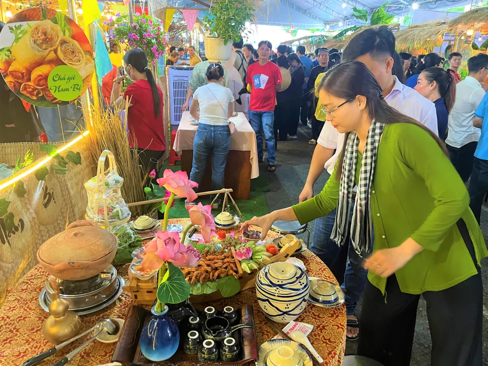 Một đội thi đang hoàn tất các khâu cuối cùng chờ ban giám khảo chấm điểm ẩm thực sông nước Nam Bộ