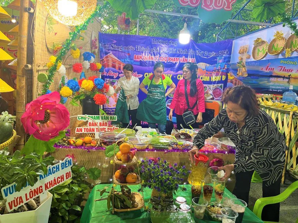 Gian hàng của chợ Phạm Văn Hai với các món chè ẩm thực sông nước Nam Bộ