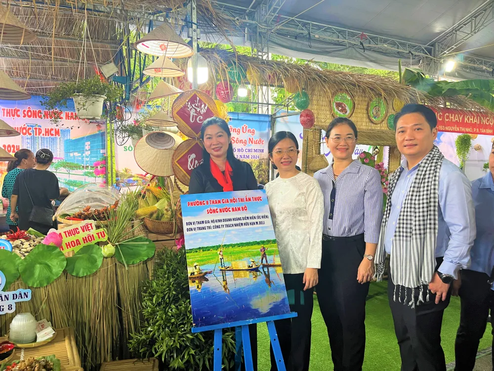 Lãnh đạo UBND Quận Tân Bình, lãnh đạo Sở Du lịch TP.HCM...tham quan một gian hàng ẩm thực sông nước Nam Bộ