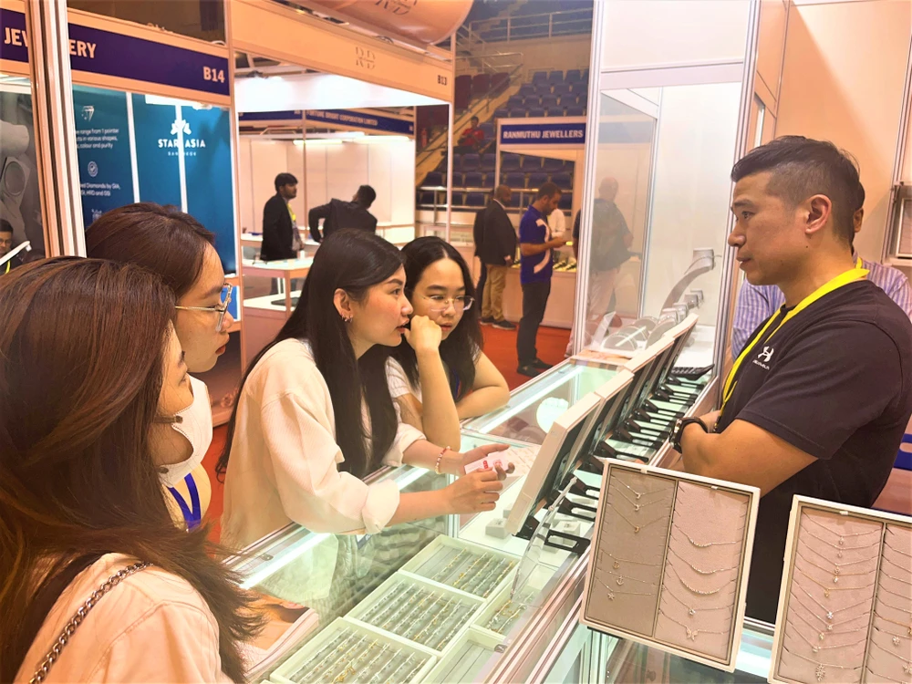 Các bộ trang sức vàng bạc, ngọc trai...trưng bày tại triển lãm hấp dẫn khách tham quan sản phẩm đá quý