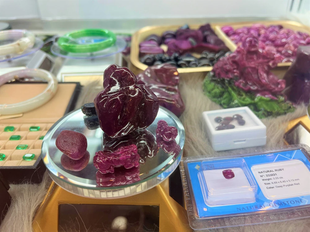 Công ty thuộc Chi hội đá quý TP.HCM trưng bày tại đá ruby tự nhiên hơn 490 cara sản phẩm đá quý