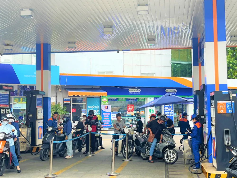 Thủ tướng yêu cầu không để xảy ra tình trạng găm hàng, đầu cơ, tăng giá bất hợp lý ảnh 1 thủ tướng chỉ đạo