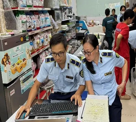 TP.HCM tạm giữ 498 đơn vị sản phẩm vàng trang sức, thực phẩm...vi phạm ảnh 1 mạng xã hội