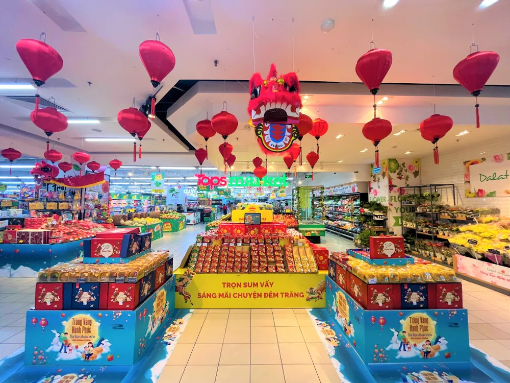 Siêu thị bày bán đa dạng bánh trung thu nhưng chưa có nhiều khách mua sắm. Ảnh: TÚ UYÊN bánh trung thu