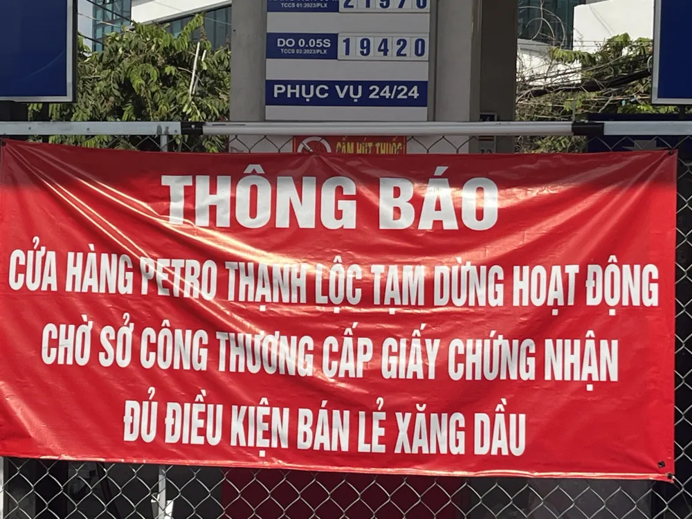 Hàng chục cửa hàng xăng dầu ở TP.HCM vẫn 'cửa đóng then cài' ảnh 1 cửa hàng xăng dầu