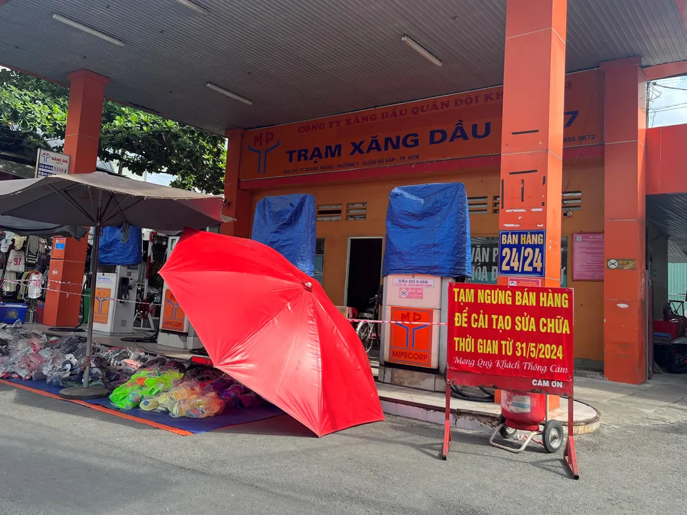 Cửa hàng xăng dầu thông báo tạm ngừng kinh doanh để sửa chữa. Ảnh chụp ngày 26-8. TÚ UYÊN cửa hàng xăng dầu .jpg