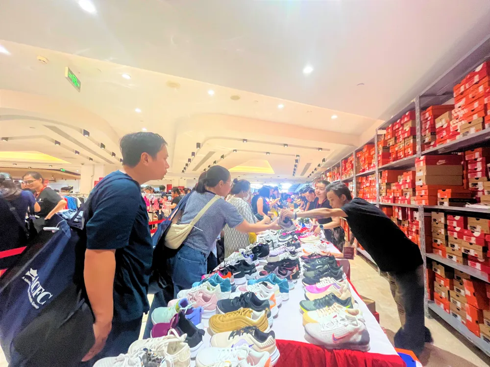 Giảm giá 50%-80%, đôi giày hàng hiệu thấp nhất còn 500.000-600.000 đồng/đôi thu hút nhiều khách hàng mua sắm. Ảnh: TÚ UYÊN hàng hiệu giảm giá