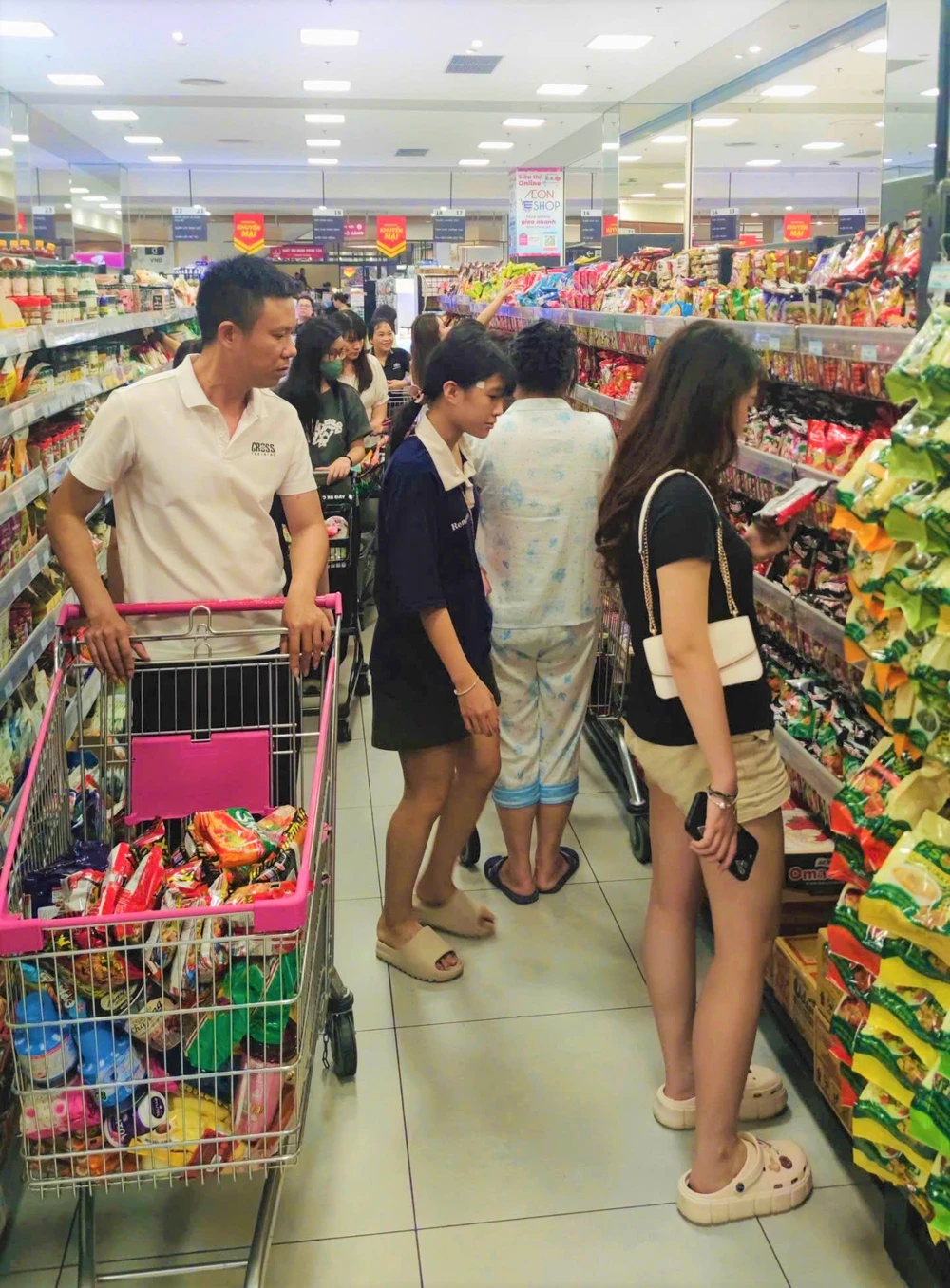 Người dân đang mua sắm thực phẩm thiết yếu tại Aeon Long Biên trong sáng ngày 6-9. thực phẩm thiết yếu