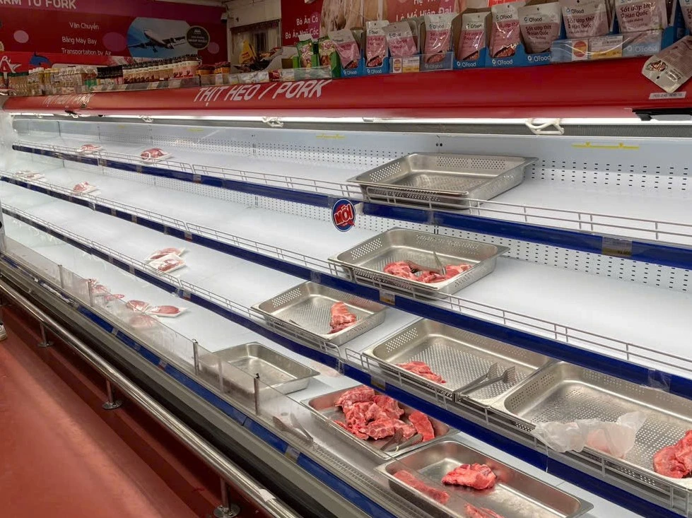 Quầy thịt tươi sống tại siêu thị MM Mega Market Thăng Long sáng ngày 6-9 thực phẩm thiết yếu