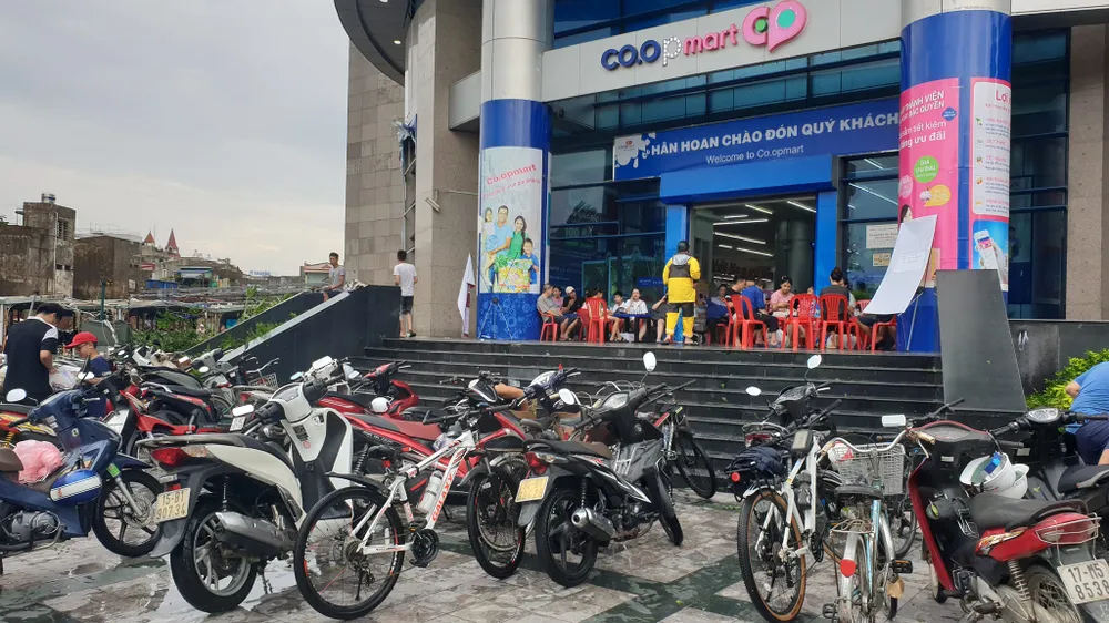 Sau bão số 3, siêu thị cung ứng hàng hóa thiết yếu đầy đủ cho người dân ảnh 1 hàng hóa thiết yếu