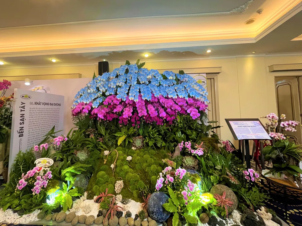 Bên cạnh thông điệp, nghệ thuật phun sơn màu lên hoa lan cũng được giới thiệu qua tác phẩm triển lãm hoa 5.jpg