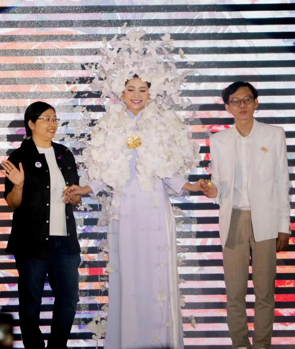 Hoa hậu Biển đảo năm 2022 Đinh Như Phương trình diễn Áo dài hoa lan