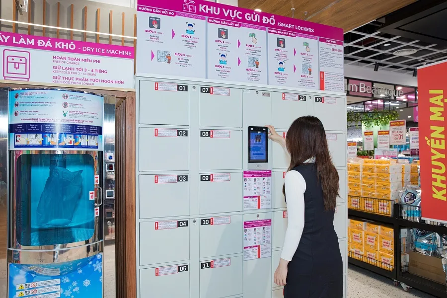 Bên cạnh máy làm đá khô, khách hàng trẻ trải nghiệm tủ giữ đồ thông minh. Ảnh: T.U thị trường bán lẻ Việt Nam.jpg