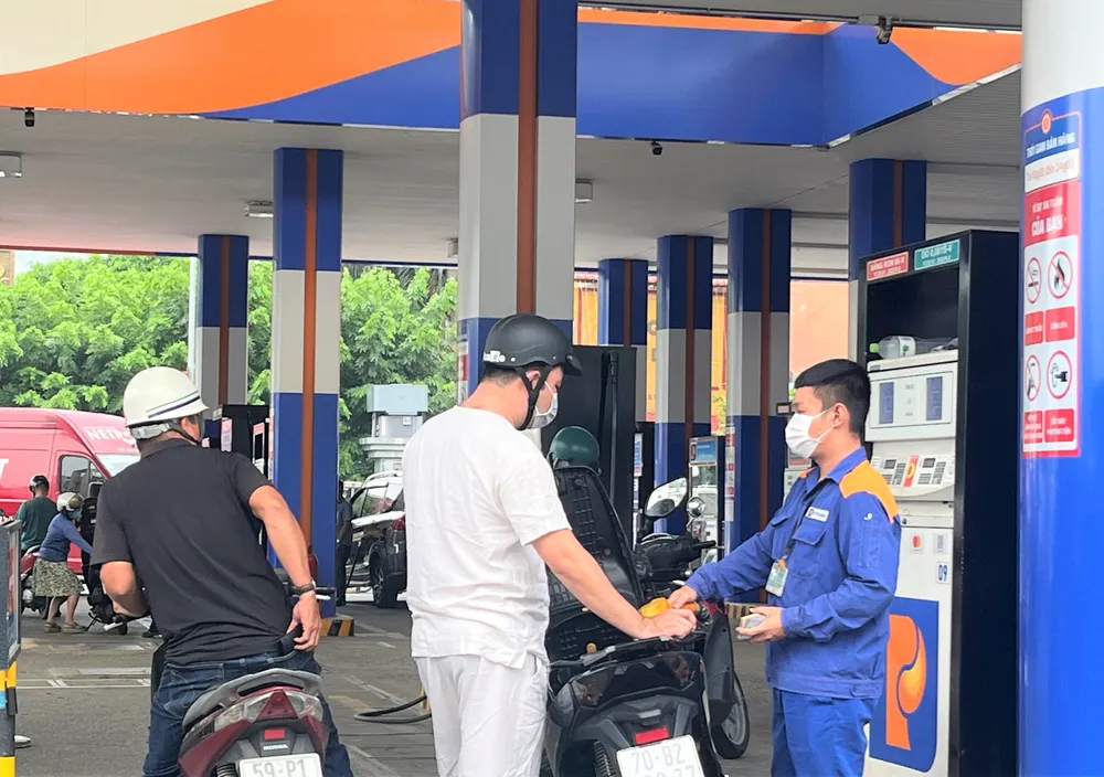 Giá bán lẻ xăng sẽ giảm trên 2.000 đồng/lít nếu tiếp tục giảm thuế môi trường ảnh 1 thuế bảo vệ môi trường