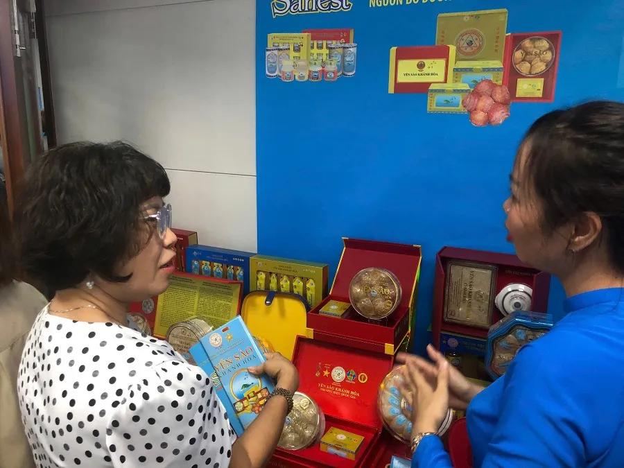 Khách tham quan tìm hiểu sản phẩm yến sào Khánh Hòa trưng bày tại tọa đàm