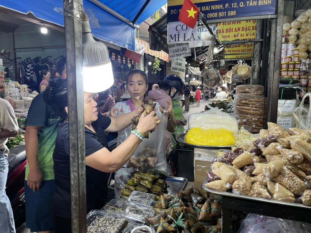 Tiểu thương không ngớt tay bán bánh ú tro trong sáng ngày mùng 5. tết đoan ngọ