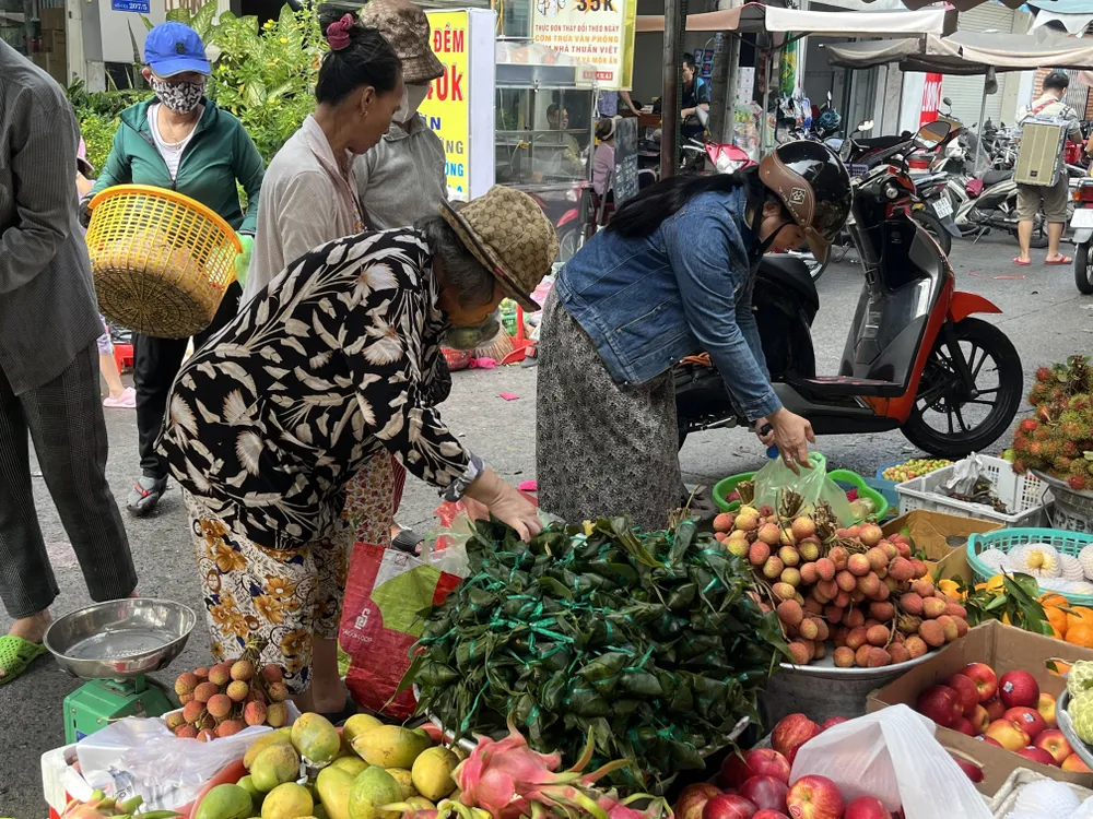 Người dân mua sớm bánh ú tro, trái cây trong sáng ngày mùng 4. tết đoan ngọ