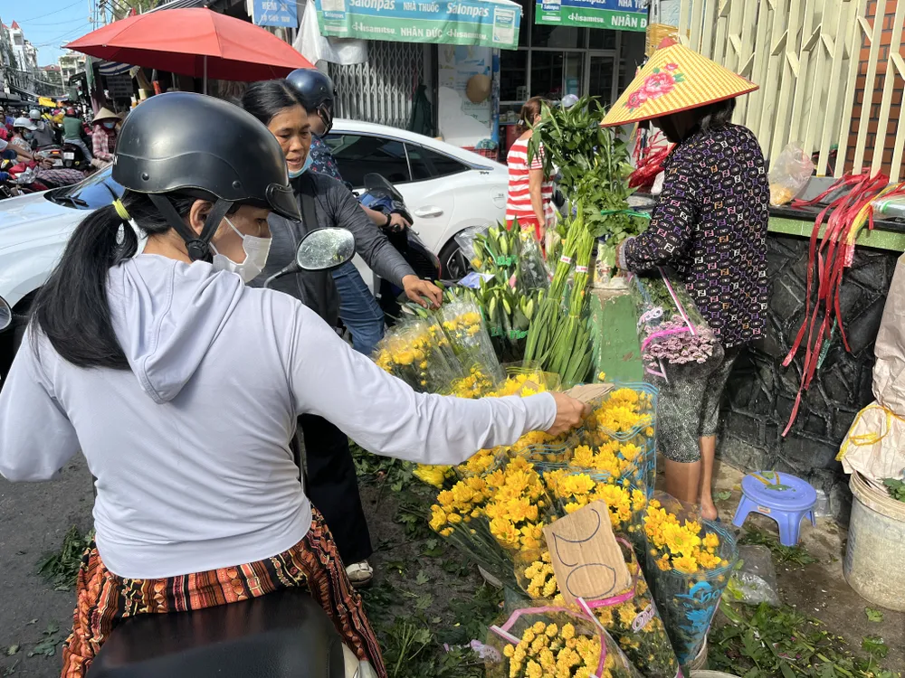 Giá hoa tăng nhẹ so với ngày thường. tết đoan ngọ