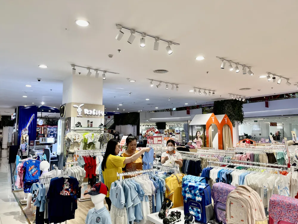 Người tiêu dùng mua sắm hàng thời trang Việt Nam tại siêu thị. Ảnh: TÚ UYÊN cạnh tranh công bằng.jpg