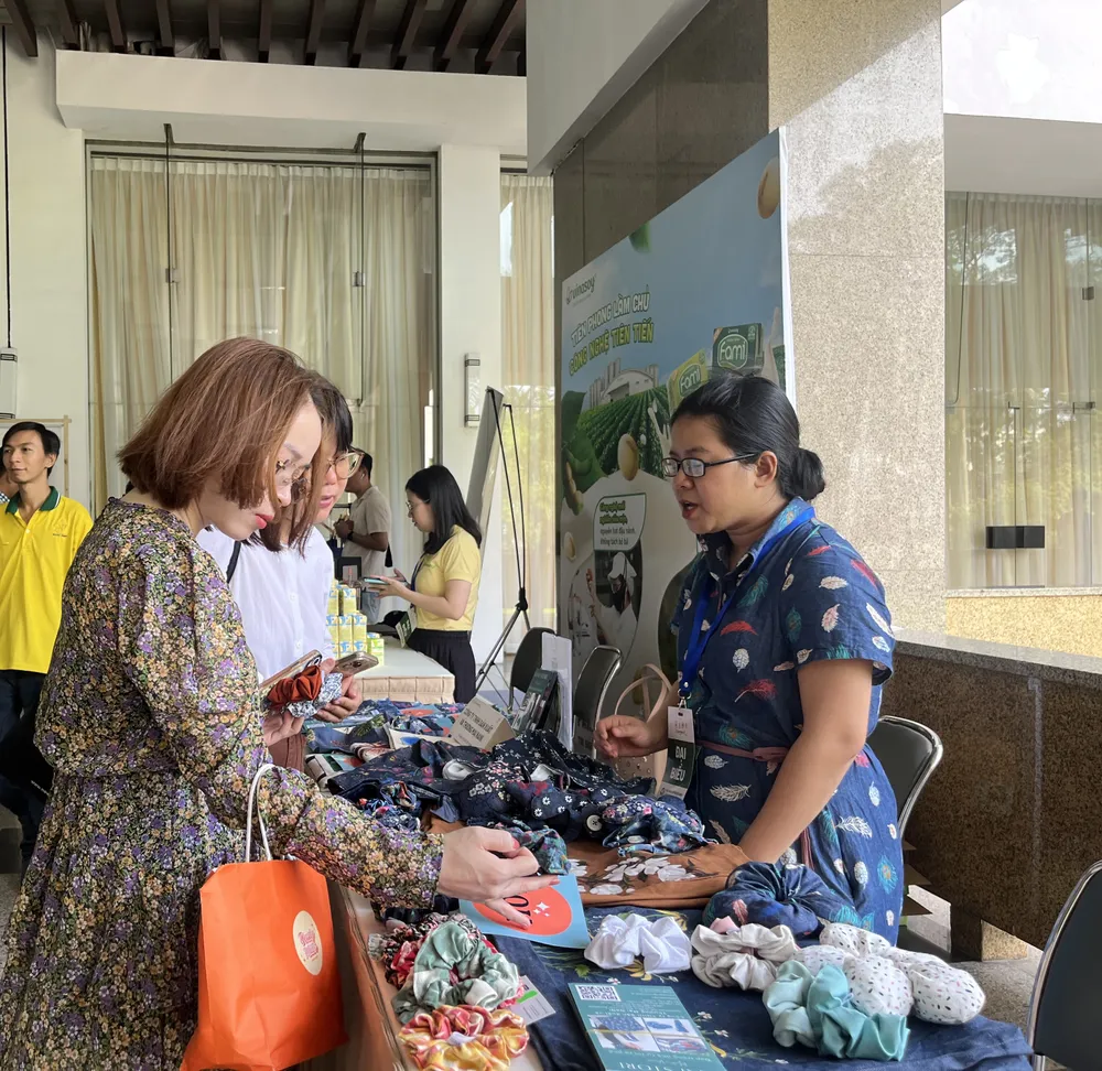 Vải vụn được tái sinh thành dây buộc tóc, túi tote. ngày hội tái chế 4.JPG