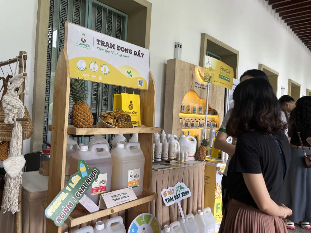 Một "trạm refill" với sản phẩm từ trái thơm ngày hội tái chế 6.JPG