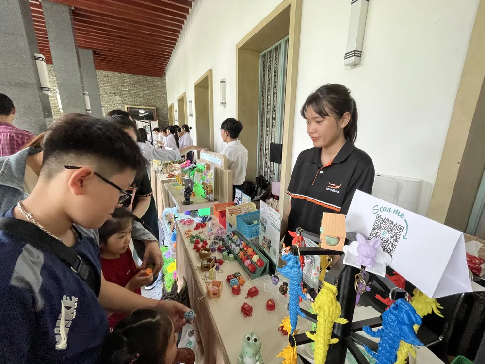 Đồ chơi trẻ em từ nhựa tái chế được nhiều gia đình quan tâm ngày hội tái chế 9.JPG