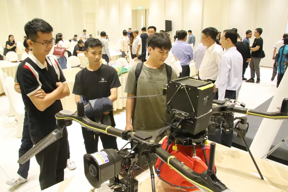 thiết bị bay không người lái.jpg