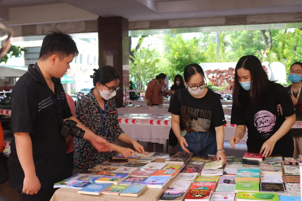 Hội sách sinh viên là hoạt động văn hóa rất ý nghĩa, thiết thực, góp phần vào sự nghiệp xây dựng, phát triển, cầu nối lan tỏa tri thức, văn hóa đọc trong cộng đồng. Ảnh: TÚ NGÂN. Hội sách sinh viên là hoạt động văn hóa rất ý nghĩa, thiết thực, góp phần vào sự nghiệp xây dựng, phát triển, cầu nối lan tỏa tri thức, văn hóa đọc trong cộng đồng. Ảnh: TÚ NGÂN.