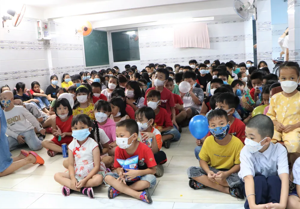 Từ sớm các em học sinh đã tập trung tại trường rất đông đủ. Ảnh: HUỲNH THƠ. Từ sớm các em học sinh đã tập trung tại trường rất đông đủ. Ảnh: HUỲNH THƠ.