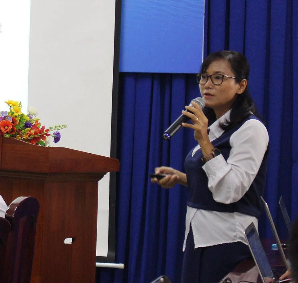 ThS.BSCKI. Giang Ngọc Thụy Vy, Trưởng khoa Tâm lý Y học, Bệnh viện Tâm thần TP.HCM phát biểu tại buổi tọa đàm. Ảnh: TÚ NGÂN.