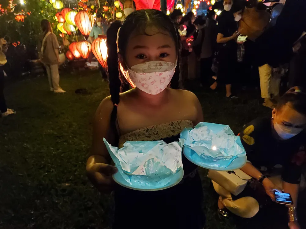 Các em nhỏ đi cùng gia đình đến tham gia thả hoa đăng. Các em nhỏ đi cùng gia đình đến tham gia thả hoa đăng.