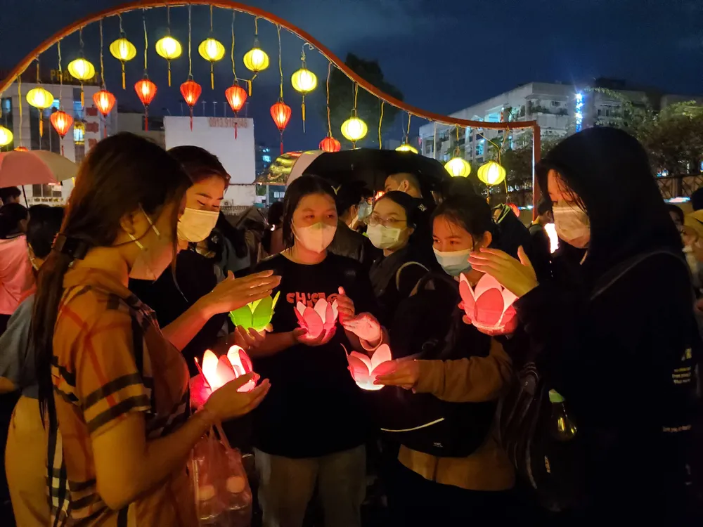 Bạn Nguyễn Tường Vy (quận 2, TP.HCM) cho biết: “Đây là lần đầu tiên chúng em đến đây, em cảm thấy rất vui trước không khí nhộn nhịp tại chùa. Mặc dù hôm nay mưa khá to, nhưng mọi người vẫn đến rất đông. Hy vọng năm sau chùa sẽ còn có nhiều hoạt động hơn nữa để em tiếp tục đến tham gia”. Bạn Nguyễn Tường Vy (quận 2, TP.HCM) cho biết: “Đây là lần đầu tiên chúng em đến đây, em cảm thấy rất vui trước không khí nhộn nhịp tại chùa. Mặc dù hôm nay mưa khá to, nhưng mọi người vẫn đến rất đông. Hy vọng năm sau chùa sẽ còn có nhiều hoạt động hơn nữa để em tiếp tục đến tham gia”.