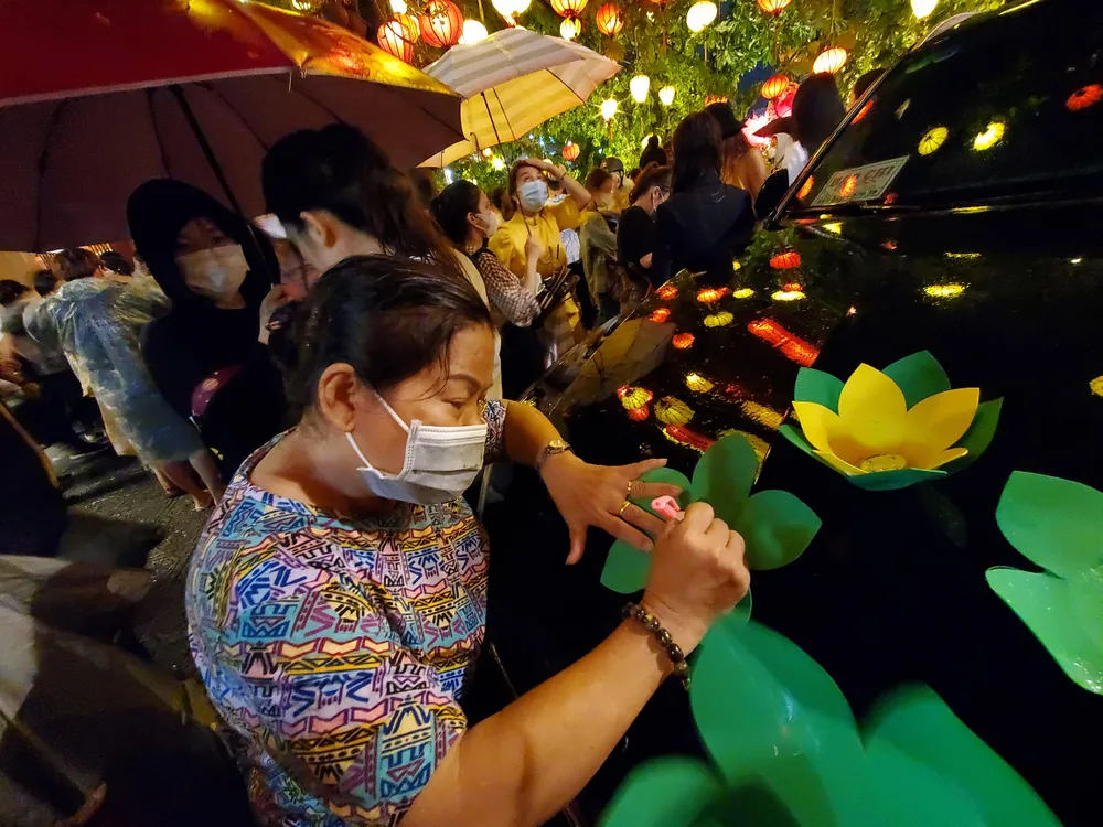 Tất cả mọi người cùng nhau viết những lời nguyện cầu của mình lên chiếc đèn hoa đăng. Tất cả mọi người cùng nhau viết những lời nguyện cầu của mình lên chiếc đèn hoa đăng.