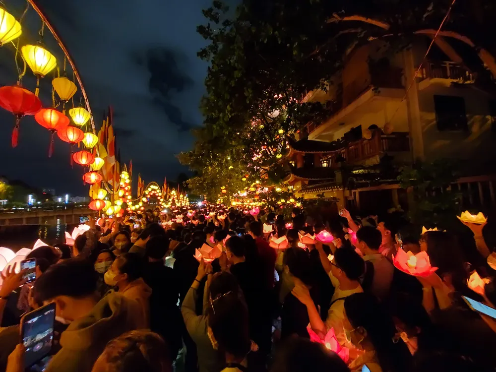 Sau khi các sư thầy tại chùa thực hiện nghi lễ, người dân cùng nhau xếp hàng di chuyển dọc bờ kênh chuẩn bị cho hoạt động thả hoa đăng. Sau khi các sư thầy tại chùa thực hiện nghi lễ, người dân cùng nhau xếp hàng di chuyển dọc bờ kênh chuẩn bị cho hoạt động thả hoa đăng.