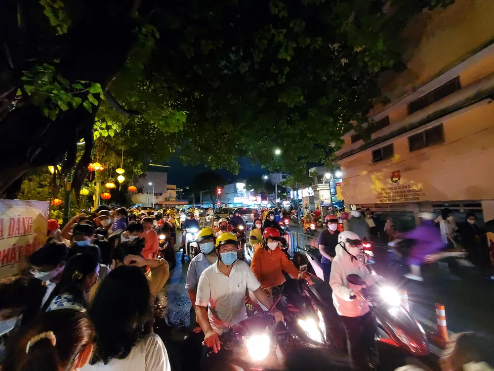 Các ngã đường dẫn vào chùa Pháp Hoa đều chật kín các phương tiện, lực lượng an ninh và bảo vệ phải hướng dẫn người dân di chuyển, gửi xe để tránh tắc đường. Các ngã đường dẫn vào chùa Pháp Hoa đều chật kín các phương tiện, lực lượng an ninh và bảo vệ phải hướng dẫn người dân di chuyển, gửi xe để tránh tắc đường.