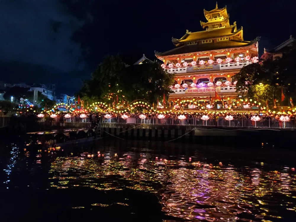 Hoa đăng đã được thả lấp lánh trên sông. Hoa đăng đã được thả lấp lánh trên sông.