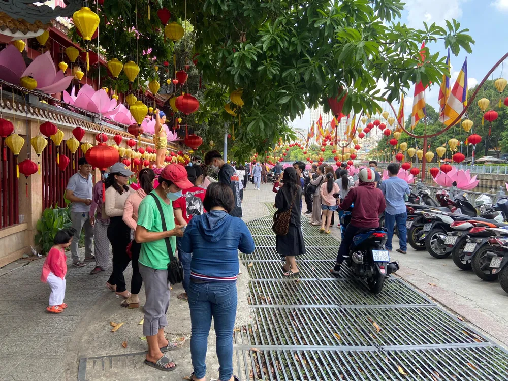 Tại chùa Pháp Hoa (quận 3, TP.HCM) được trang hoàng rực rỡ để đón tiếp quý Phật tử gần xa.