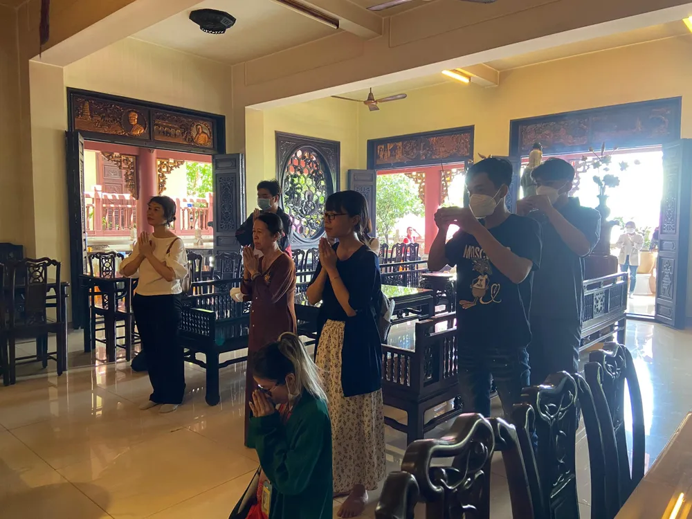 Nhiều bạn trẻ cũng đến tham dự cầu mong may mắn, phước lành cho bản thân và gia đình trong dịp Đại lễ Phật đản 2022.
