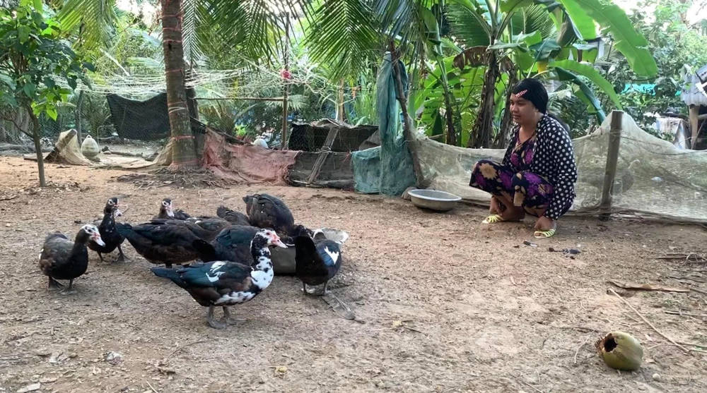 Cảnh trong video "Vợ thằng Sang" bị mất con vịt xiêm" thu hút hơn 1 triệu lượt xem.