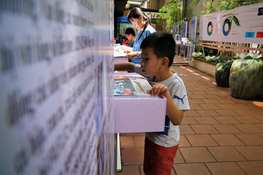 Các bé được ba mẹ dẫn đến tham quan triễn lãm.