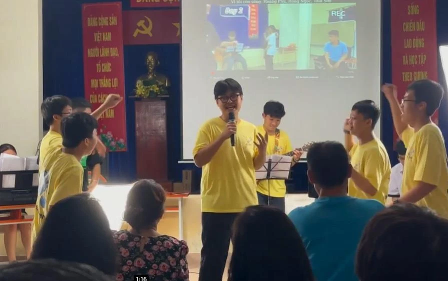 Những tiết mục văn nghệ khiến không khí tại buổi họp phụ huynh sôi động hơn bao giờ hết. Ảnh: NVCC.