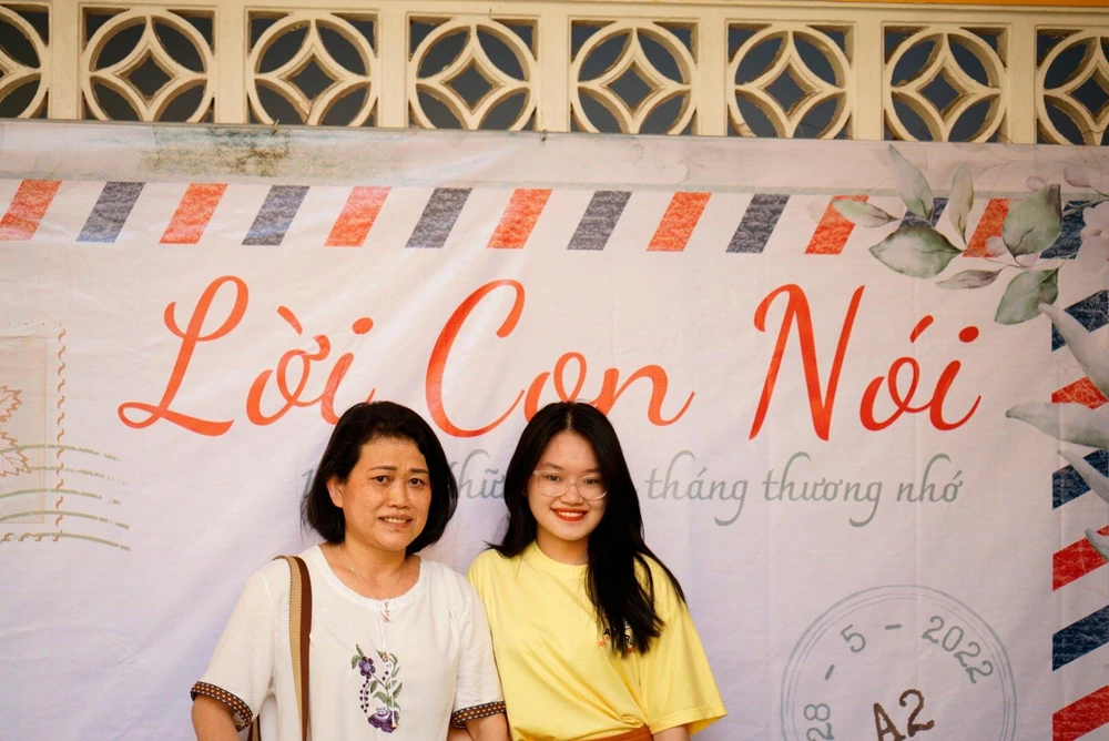 Em Đỗ Phương Thảo rạng rỡ chụp ảnh lưu niệm cùng mẹ trong ngày họp phụ huynh. Ảnh: NVCC.