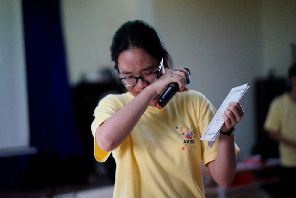 Em Bảo Uyên không giấu được những giọt nước mắt khi đọc lá thư của chính mình. Ảnh: NVCC.