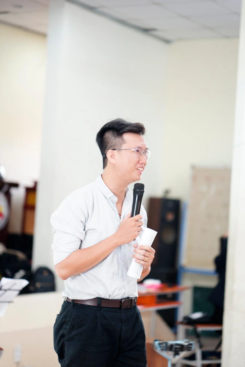 Thầy Phạm Thư Tùng - giáo viên chủ nhiệm lớp 10A2 là người lên ý tưởng cho buổi họp phụ huynh đặc biệt này. Ảnh: NVCC.