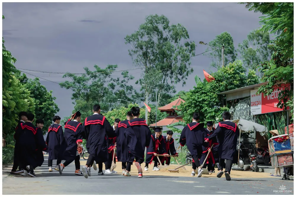 Khoảnh khắc &quot;cào thóc&quot; chạy mưa đã nhận về rất nhiều lời khen của cộng đồng mạng bởi sự vô tư, đặc biệt của các bạn học sinh.